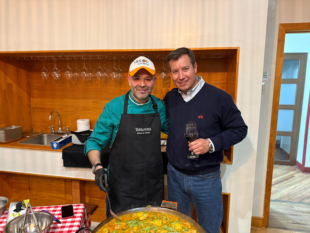 Clase de paella y cata de vinos en Viña TerraNoble: sabores que impulsan el enoturismo en el Maule