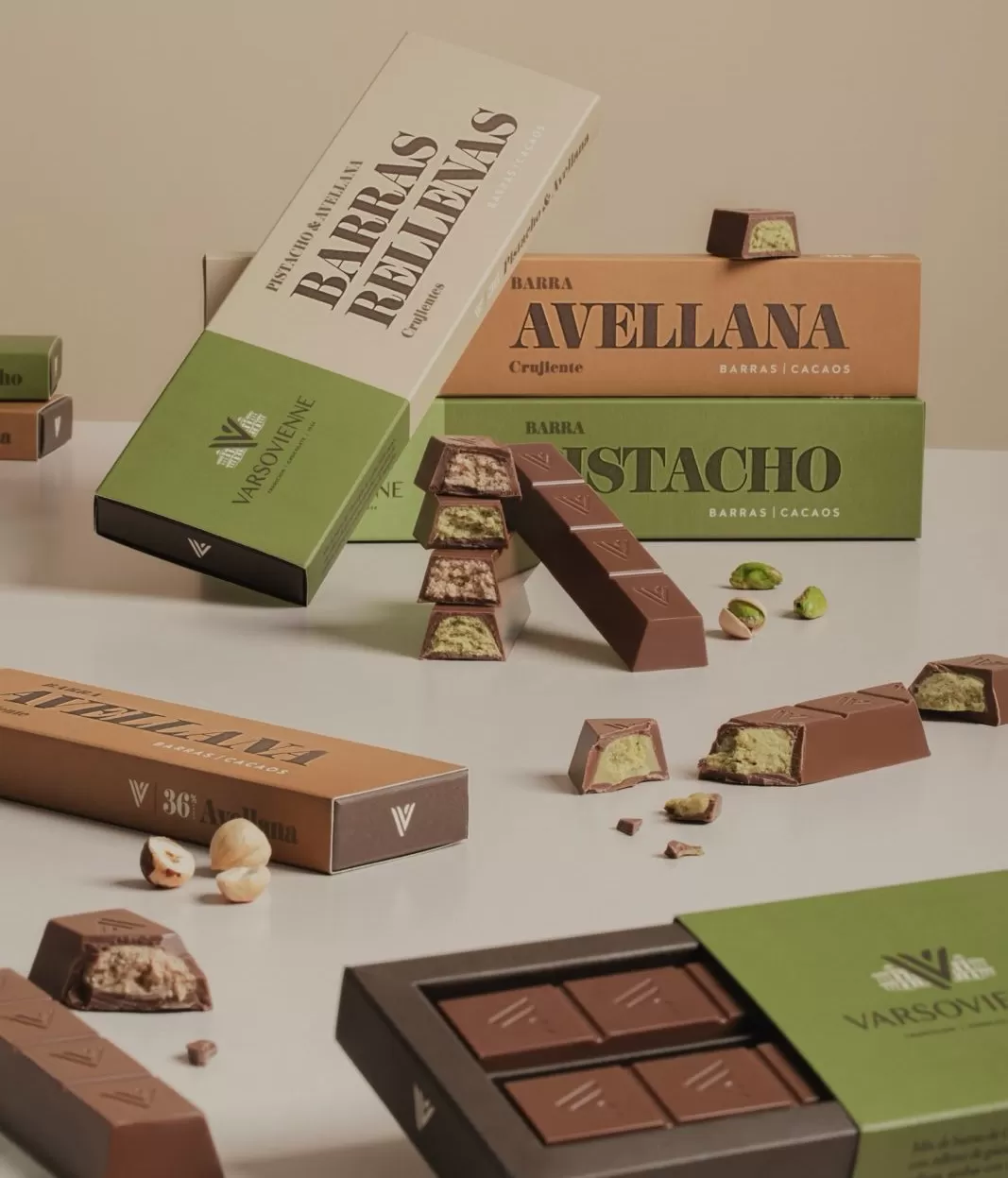 Varsovienne presenta su nueva línea de Barras Rellenas de Chocolate de Leche con Pistacho y Avellana Crujiente
