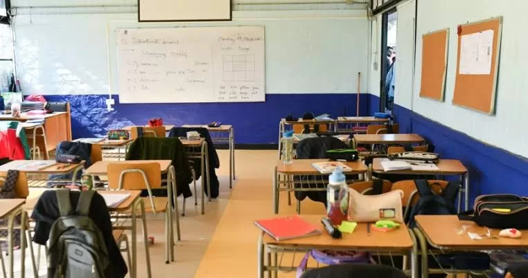 Amplían suspensión de clases para este martes 20 de octubre: revisa las 32 comunas afectadas